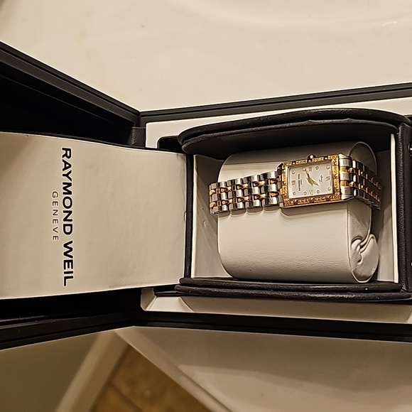 Authentic Raymond Weil Mother of Pearl dial Tango Sapphire Crystal 18mm watch . - Picture 3 of 10